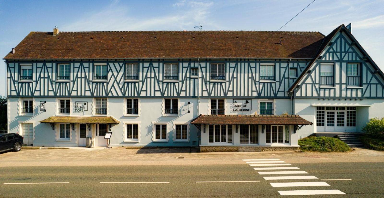 Logis Hotel Restaurant Le Faisan Dore Argentan Exterior photo